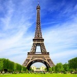 eiffeltårnet i paris om sommeren
