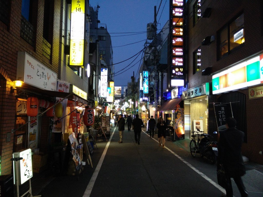 gade i tokyo med neonlys
